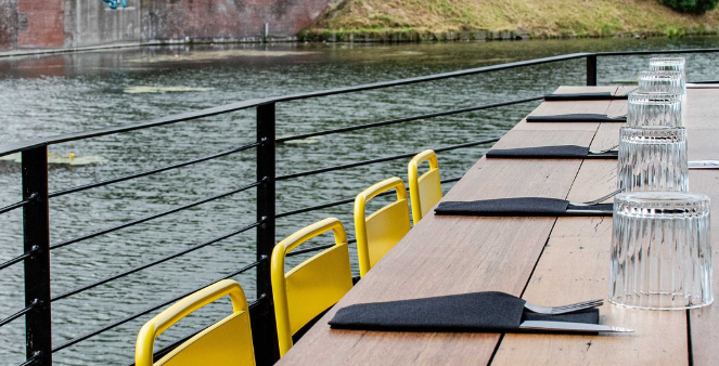 Repas à bord d'une Péniche